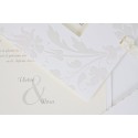 Tarjeta blanca con estampado floral y recuadro con los nombres