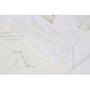 Tarjeta blanca con estampado floral y recuadro con los nombres