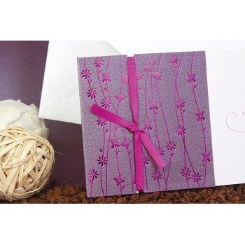 Invitación de boda con flores púrpura