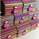 Pañuelos de colores en baúl de bambú