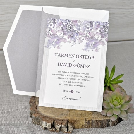 Invitación de boda con flores moradas